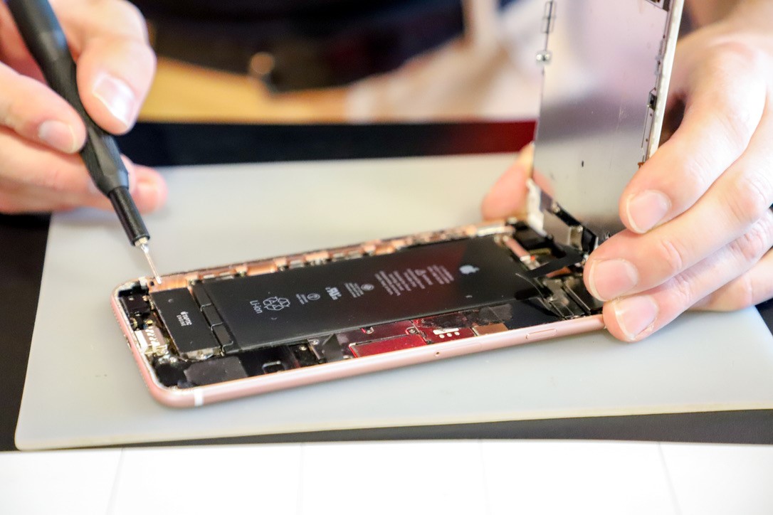 Cheapest iPhone Repair photo